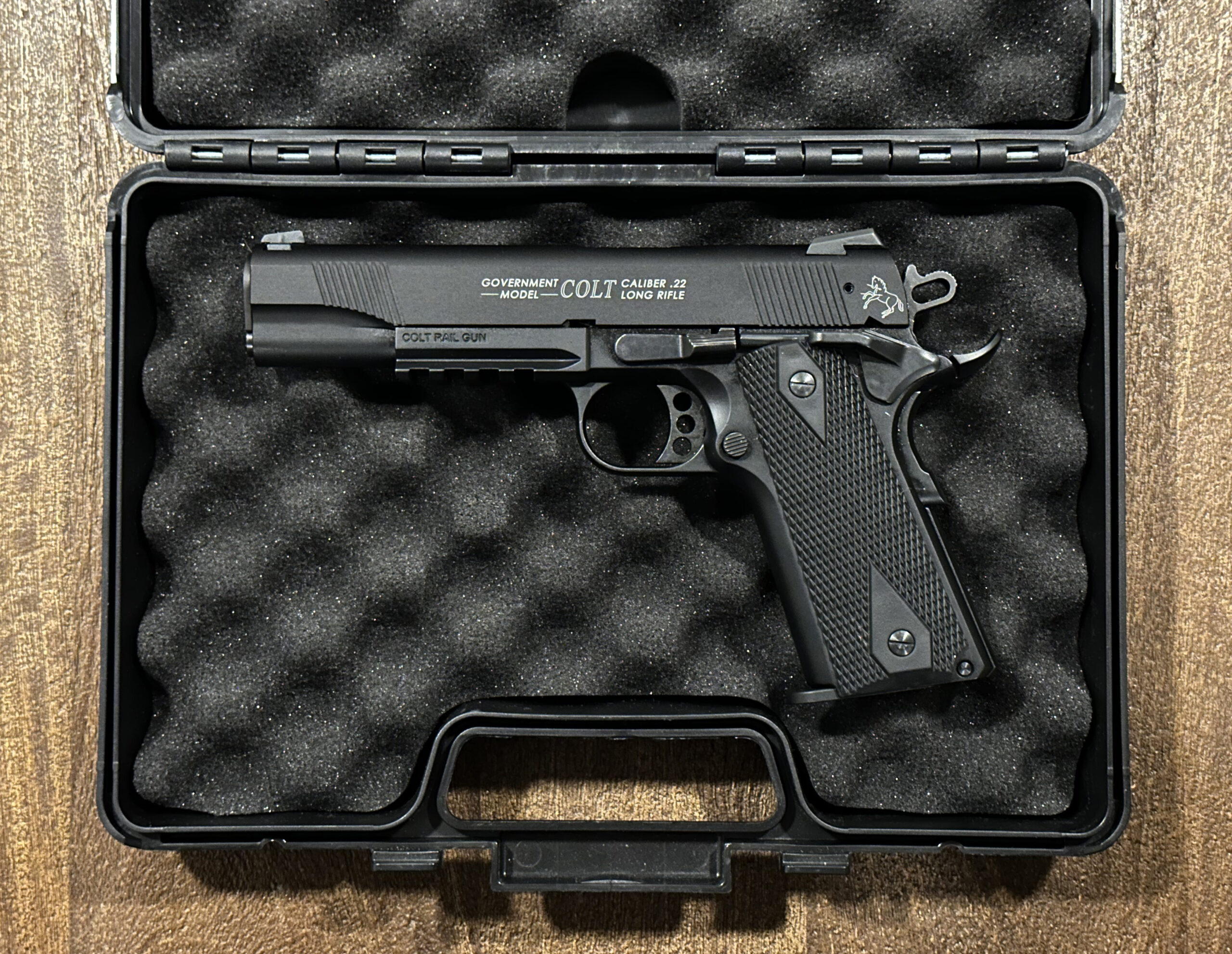 Colt 1911 Rail Gun .22LR skammbyssa