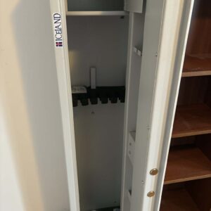 Byssuskápur fyrir 7 byssur - með læsanlegu innra hólfi