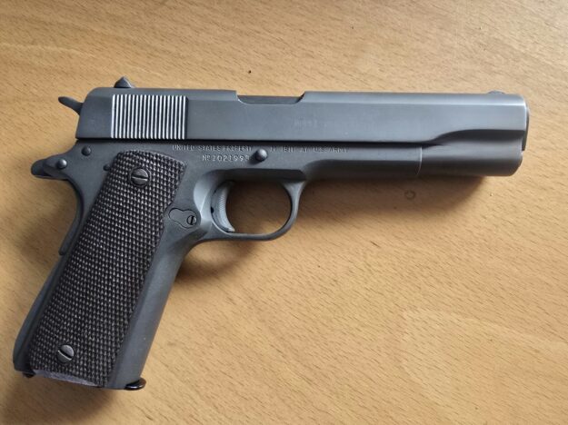 Colt 1911 .45 ACP skammbyssa
