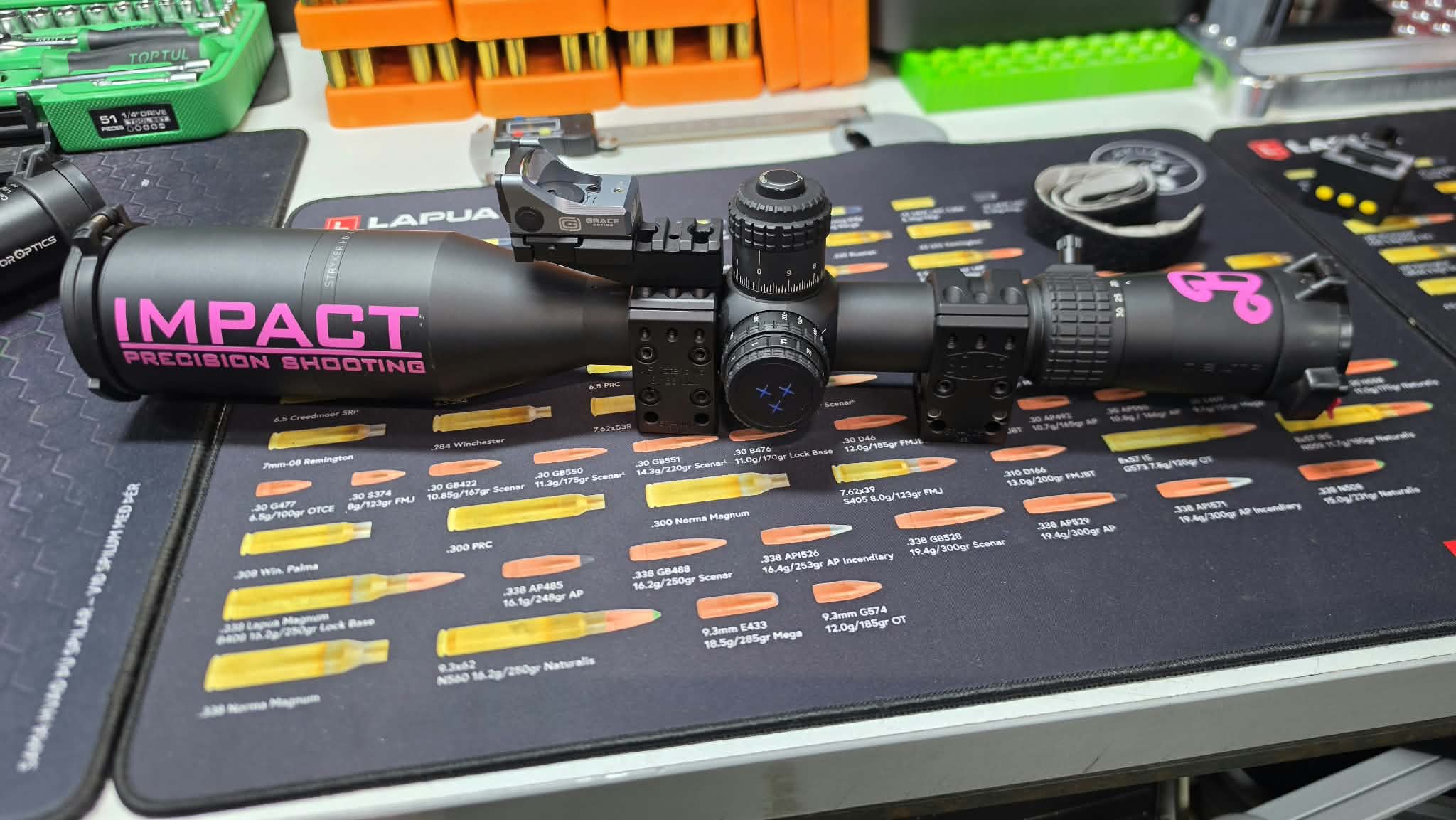 Delta Stryker 4.5-30X56 og Spuhr festingar ásamt reddot